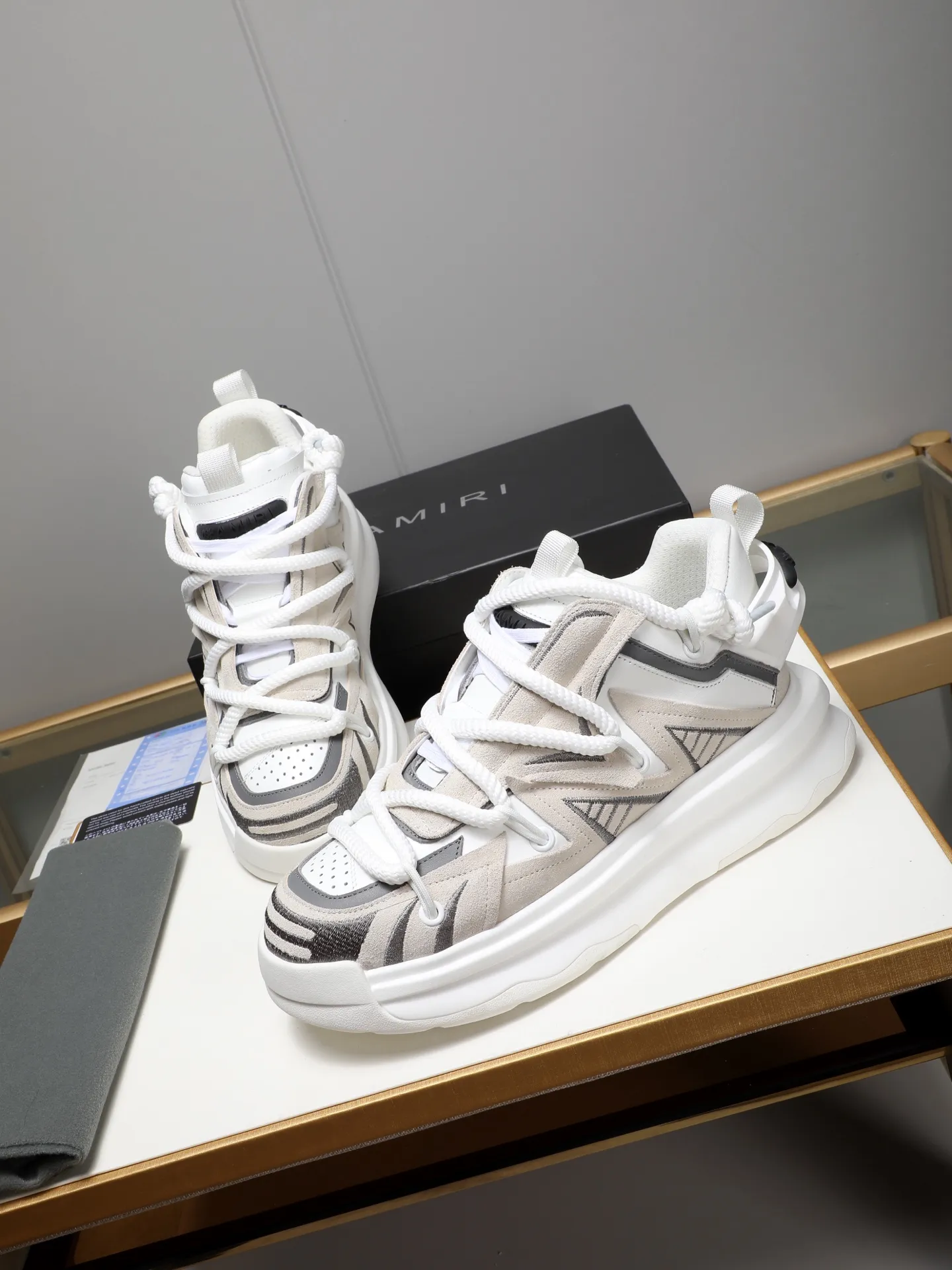 Men's men's shoes💰600 [AMIRI～AMIRI] 2025 spring and summer series new casual shoes🆕The large tongue on the upper and the cross shoe string design are very special! Made of cowhide➕multiple materials spliced➕in breathable mesh, thickened and oversized foam-resistant outsole, it will look good on whoever wears it! The appearance is responsible, the feet are retro and handsome! Size:39-44 (38, 45, 46 customized)
